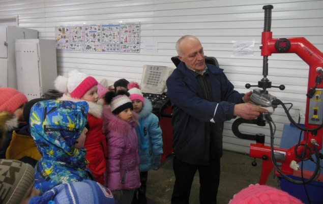 Госавтоинспекторы помогают юным ачинцам постигать азы автотранспортного ремесла