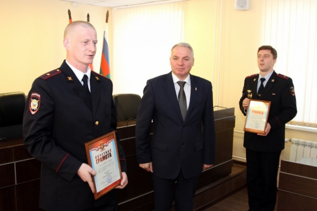 Руководители ГУ МВД и Следственного комитета по Красноярскому краю наградили лучших сотрудников