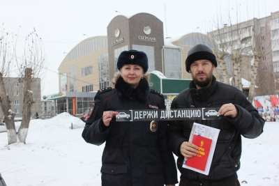 Ачинские Госавтоинспекторы совместно с общественниками поздравили автолюбителей с Днем защитника Отечества
