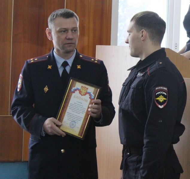 Начальник МО МВД России «Ачинский» поощрил победителей и призеров спортивных турниров, посвященных Дню защитника Отечества