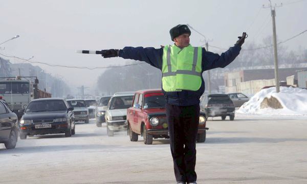 Госавтоинспекторы просят водителей соблюдать особую осторожность в связи со сложными погодными условиями