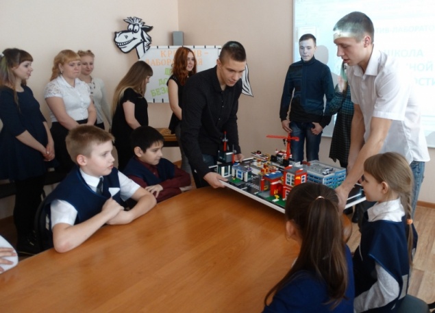 Сотрудники ачинской Госавтоинспекции и волонтеры передали юным инспекторам движения макет дорожной безопасности