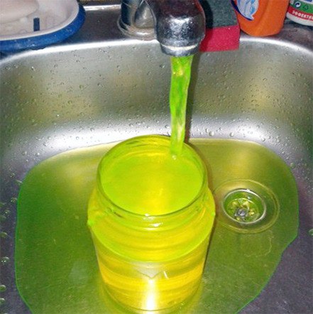 Коммунальщики покрасили воду в зеленый цвет для поиска жильцов-нарушителей