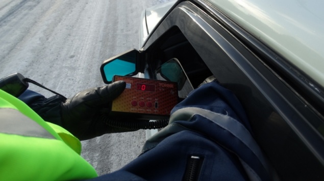 Автолюбитель Ачинска получили 2 суток административного ареста за отказ снять тонировку с автомобиля