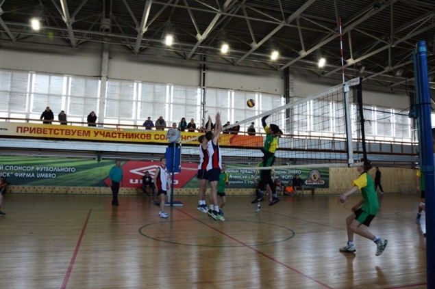 10 команд волейболистов сражаются за кубок председателя Ачинского горсовета