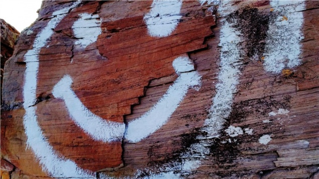 Вандалы закрасили древние петроглифы смайликами