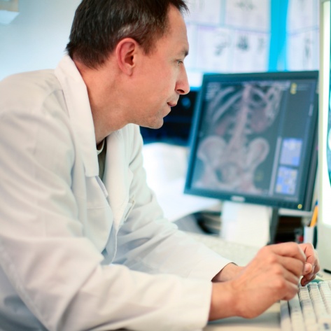 Опубликованы размеры зарплат всех главрачей и бухгалтеров больниц по краю