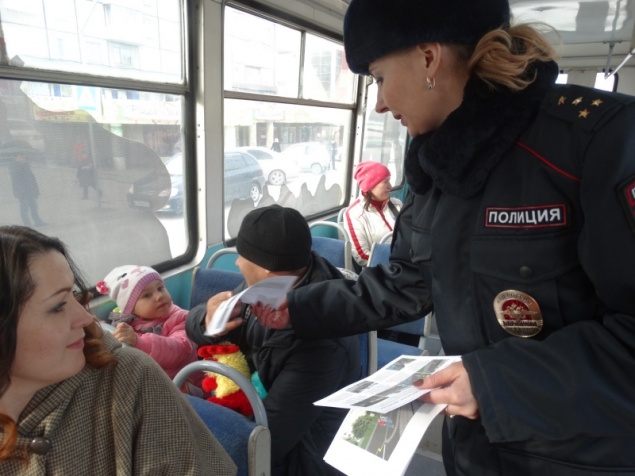 Госавтоинспекторы в Ачинске при поддержке общественности провели акцию «Счастливый билет»