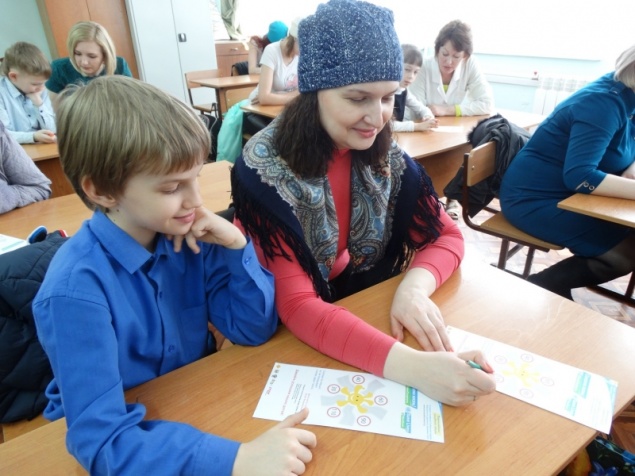 Госавтоинспекторы и родительский актив в Ачинске дали старт Всероссийской семейной эстафете «Сохрани жизнь!#Сбавь скорость»