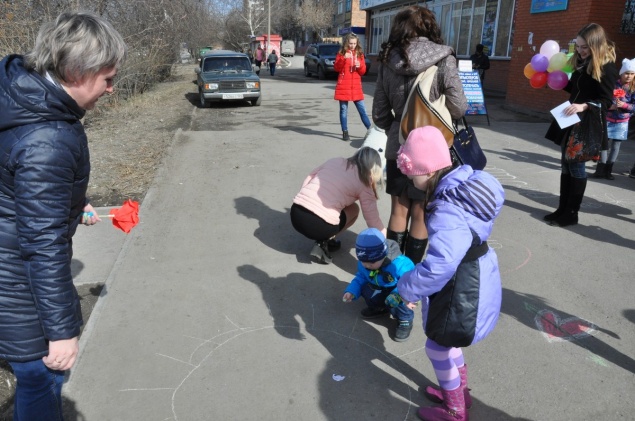 В Ачинске прошла акция "Остановим насилие против детей"