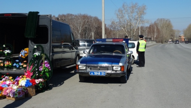 Сотрудники ГИБДД обеспечивают бесперебойное движение в районе погостов