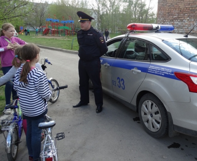 Сотрудники Госавтоинспекции в Ачинске напомнили юным велосипедистам о правилах дорожной безопасности