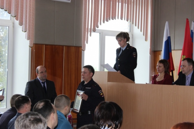 Руководство города поблагодарило полицейских за добросовестное исполнение служебных обязанностей
