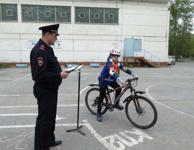 Сотрудники Госавтоинспекции в Ачинске провели конкурс юных велосипедистов «Безопасное колесо»