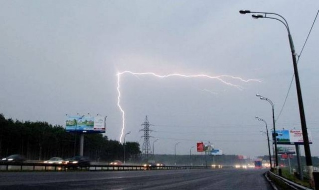 Синоптики предупредили об опасных грозах и сильнейшем ветре