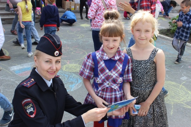 Полицейские и общественники в Ачинске дали старт безопасному лету