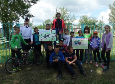 Госавтоинспекторы и юные ачинцы провели акцию «Мопед до 16 лет-ЗАПРЕТ!»