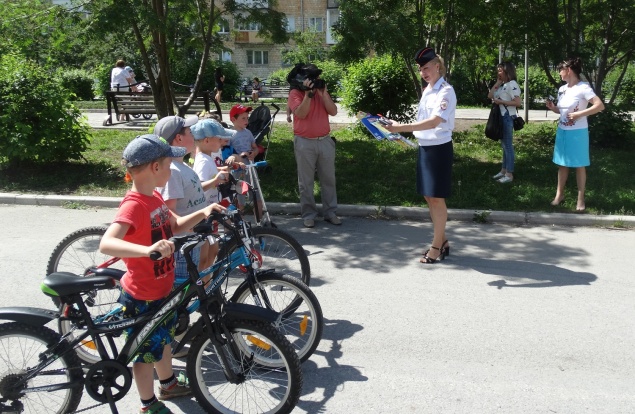 Автоинспекторы провели для юных ачинцев мастер-класс безопасного вождения двухколесным транспортом