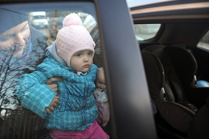 Россиянам запретили оставлять детей младше семи лет в машине без присмотра