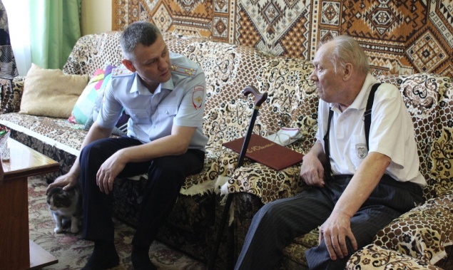 Начальник МО МВД России «Ачинский» Евгений Трофимов поздравил участника блокадного Ленинграда с 80-летием