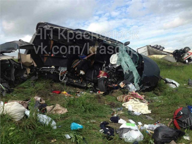 Под Канском из-за выехавшего на встречку автомобиля погиб водитель фуры