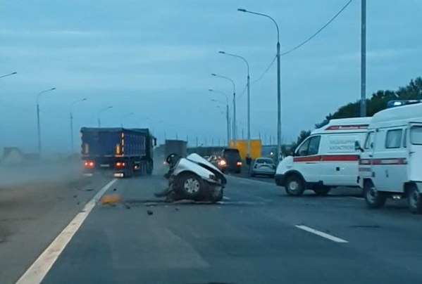 «Ниссан» разорвало надвое при ударе о столб на трассе