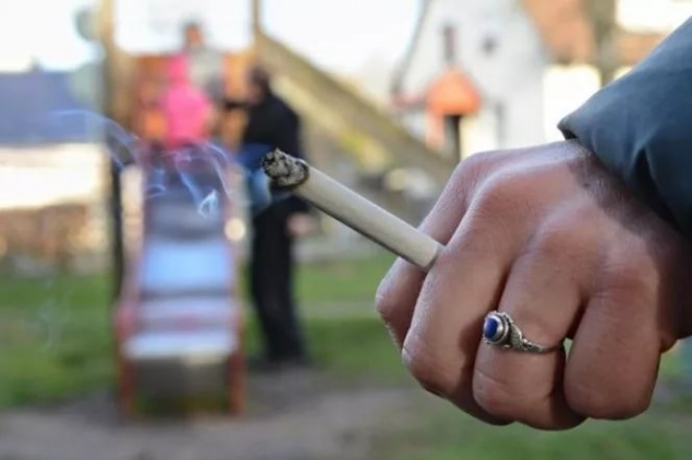 Жители Красноярского края чаще всего курят на детских площадках