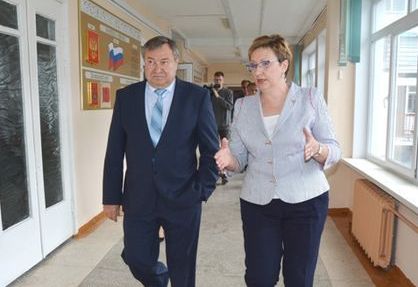 Глава Ачинска проверил ход ремонтных работ в двух школах города