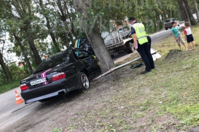 Резвый водитель тюнингованного свадебного авто отправил в реанимацию жениха и невесту