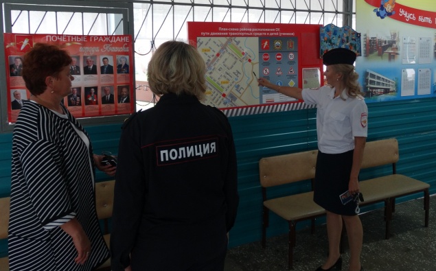 Сотрудники ачинской Госавтоинспекции проверяют готовность школ к новому учебному году