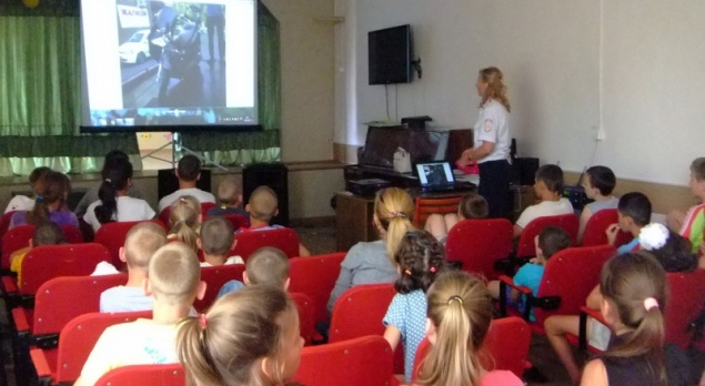 Госавтоинспекторы в Ачинске напомнили воспитанникам детского дома о соблюдении мер безопасности на дорогах.