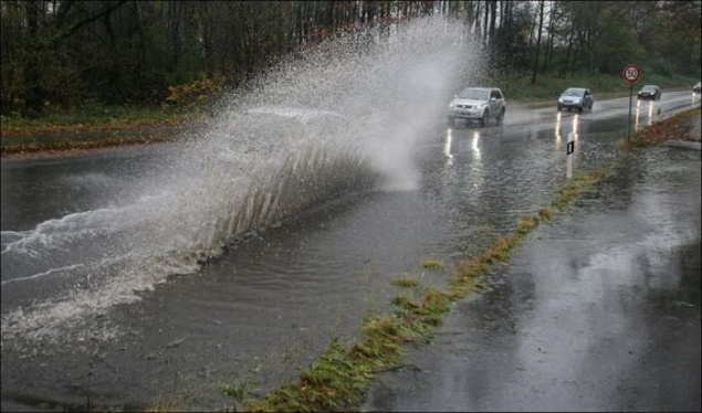 Госавтоинспекторы напоминают автомобилистам о правилах управления транспортными средствами в дождливую погоду