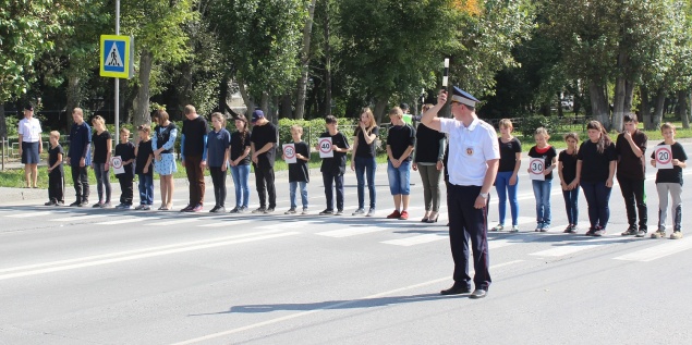 Дорожные полицейские и юные ачинцы провели флеш-моб «Сбавь скорость» для участников дорожного движения
