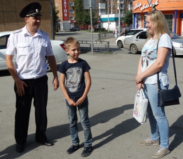 Начальник ачинской Госавтоинспекции провел мастер-класс для юного велосипедиста, попавшего летом в ДТП