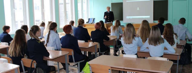 Ачинские полицейские провели урок в правовом классе