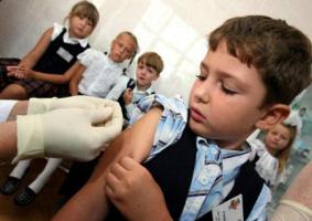 Минздрав предложил не оплачивать больничные родителям, отказавшимся прививать детей