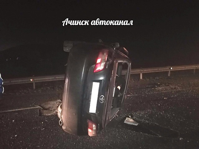 «Запчасти по всей трассе»: на въезде в Ачинск лоб в лоб столкнулись «Камри» и УАЗ