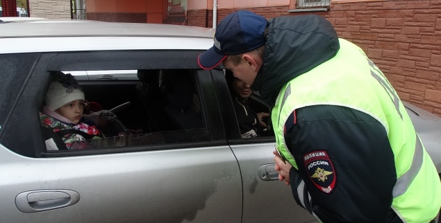В Ачинске проверили, как перевозят юных пассажиров в салоне автомобиля