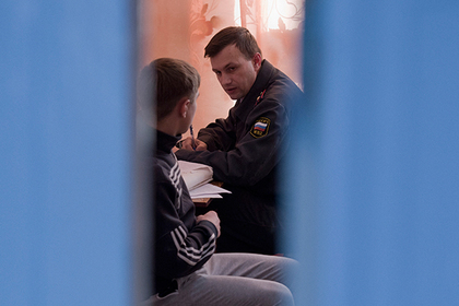 Школьник с судимостью кинул стул в голову учителя в Сибири