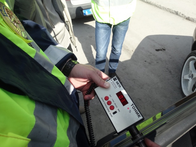 Дорожные полицейские призывают водителей не использовать чрезмерную тонировку стекол автомобиля