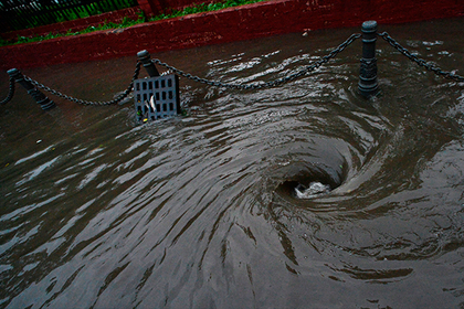 Коммунальщики затопили нечистотами неплательщиков в Красноярске