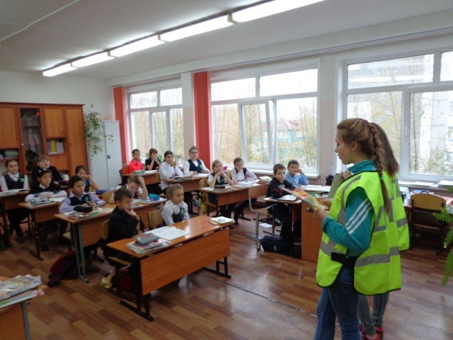 Юные инспекторы движения в Ачинске призвали младших школьников соблюдать ПДД