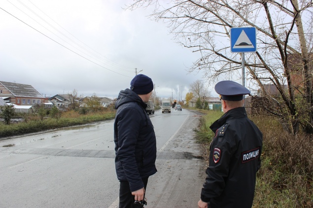 Сотрудники ГИБДД в Ачинске обследовали установленные искусственные неровности