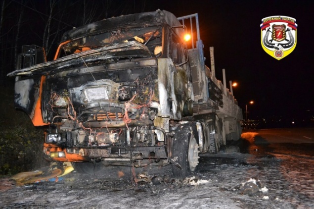 Под Ачинском из-за замыкания выгорел КамАЗ