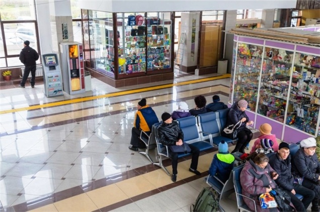 Глава Ачинска проверил ремонт детской поликлиники и городского вокзала