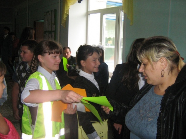 Госавтоинспекторы и юные ачинцы призывают пешеходов использовать светоотражающие элементы