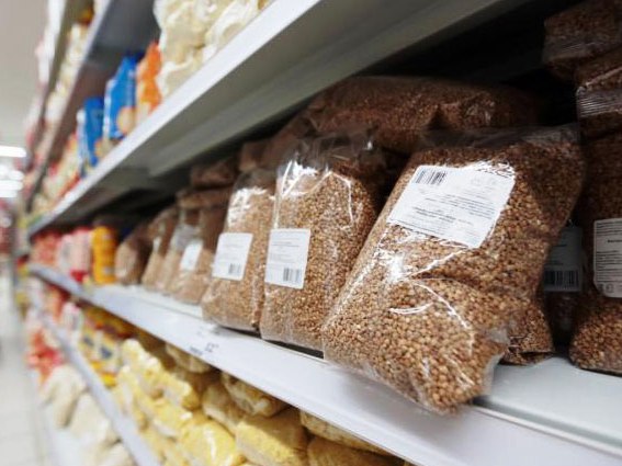 Гречку, сахар, мясо кур дешевле покупать в Ачинске