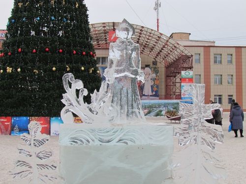 Елка и ледовый городок на площади Дворца культуры будут радовать горожан весь январь