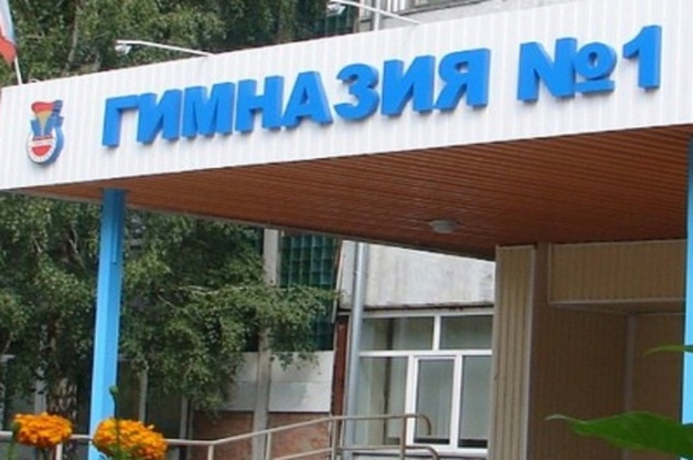 В Сосновоборске пьяный мужчина на глазах детей избил учительницу в школе