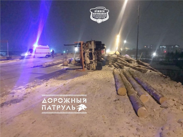 Перевернувшийся грузовик с бревнами перекрыл въезд в Ачинск